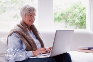 smiling-older-woman-using-laptop_filtreetlogo